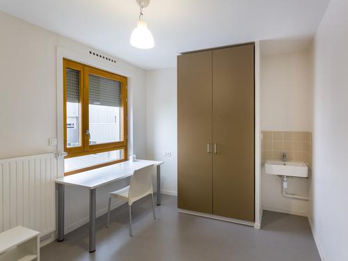 Lavabo dans chaque chambre.
Photo non contractuelle